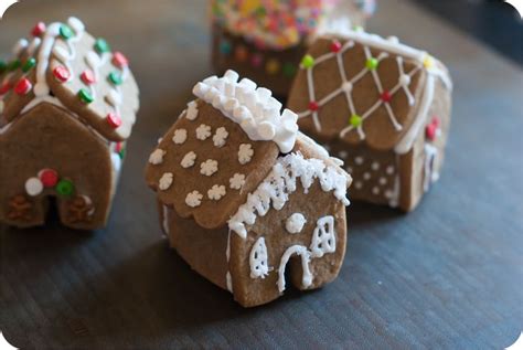 Mini Gingerbread Houses (from ONE cookie cutter!) - Bake at 350°