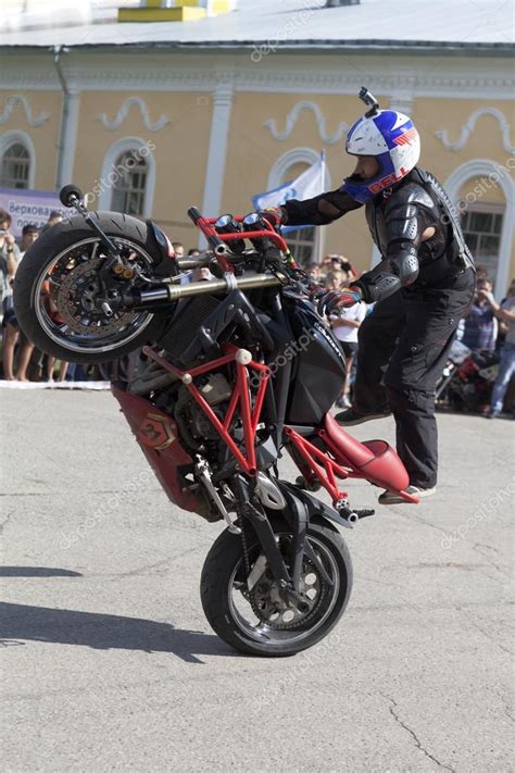 Stunts on a motorcycle by Alexei Kalinin – Stock Editorial Photo © muhor #31020653