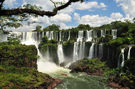 Iguazu Falls, The Stunning Waterfall in Argentina / Brazil - Traveldigg.com