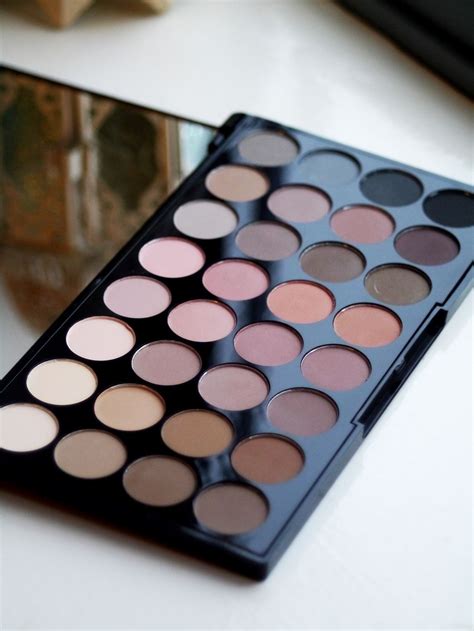 Makeup Revolution Flawless Matte Eyeshadow Palette Review | Revolución del maquillaje ...