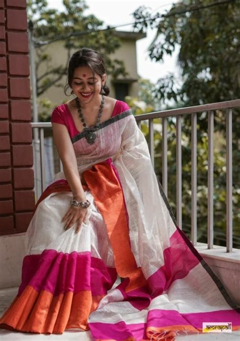 25 Traditional & Modern Saree Poses For Girls At Home For Photoshoot