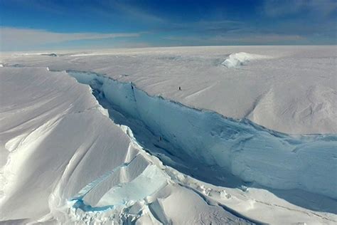 London-sized iceberg breaks off Antarctic ice shelf - Geographical