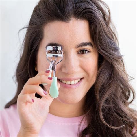 7 Tips to be a master using the eyelash curler in 2020 | Eyelash curler, Eyelashes, Perfect curls