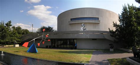 Hirshhorn Museum Plans Renovation—and More Art News