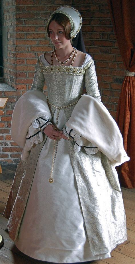 Catherine Howard’s White Gown. | Tudor Costume