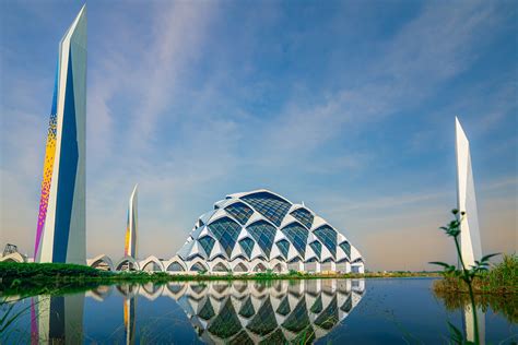 Wisata Religi Sambil Mengagumi Keindahan Arsitektur Masjid di Indonesia