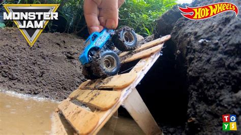 AWESOME Racetrack! Hot Wheels Monster Jam Race Track Toy Video for Kids - YouTube