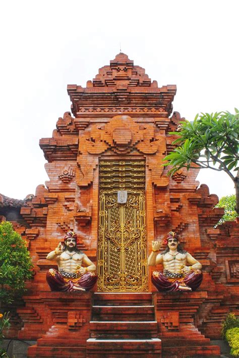 - Gapura- ------- The house of Balinese noble family with traditional architecture and modern ...