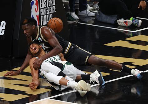 Bucks’ Giannis Antetokounmpo leaves Game 4 vs. Hawks with knee injury ...