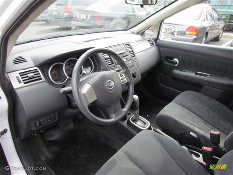 2009 Nissan versa hatchback interior