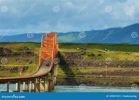 The Dalles Bridge in the Columbia River Gorge Stock Image - Image of crosses, travel: 109037021