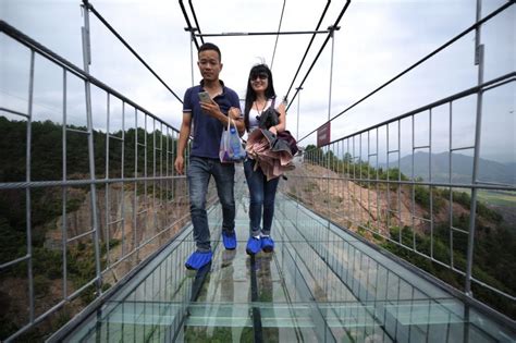 ≡ 13 Pics Of A Glass Bridge That Strikes Fear In Tourists' Hearts Brain Berries