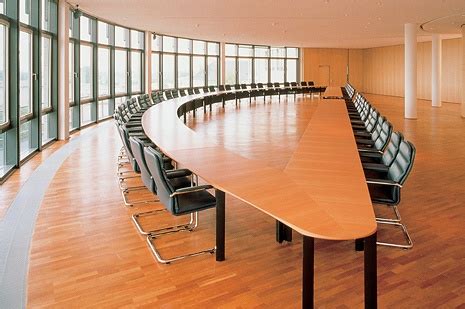 Mesa de reunión | Modern office design, Conference room design, Meeting room design