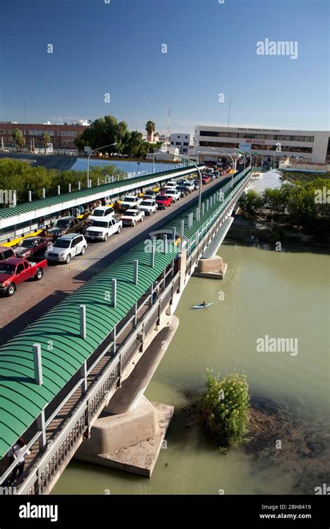 Laredo nuevo laredo bridge 1 hi-res stock photography and images - Alamy