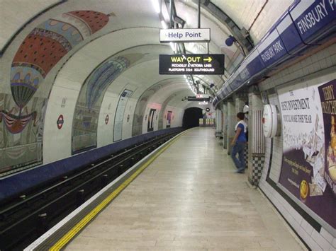 Structurae [en]: Finsbury Park tube station Piccadilly line northbound platform, looking north