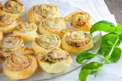 Pesto and cheese puff pastry pinwheels - Ohmydish