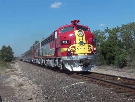 Santa Fe Warbonnet F7 - Train Fanatics