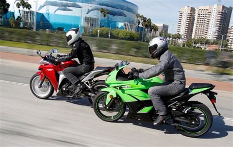 Kawasaki Ninja 250R vs. Honda CBR250R Video- Cycle World Comparison ...