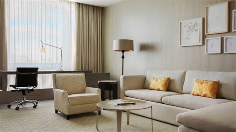 Toronto Luxury Suites & Rooms | Yorkville | Four Seasons Hotel Toronto