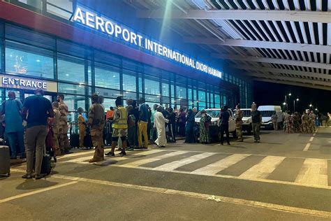 Niger : un premier avion de ressortissants français atterrit en pleine ...