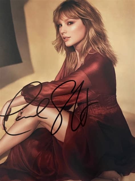 Taylor Swift Autographed 8 x 10 Photo – Vinyl Destination Arizona