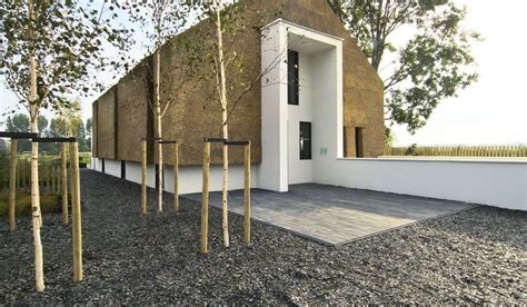 Sustainable architecture: a straw house | Floornature