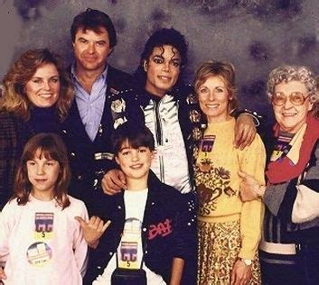 Robert Urich and his family with the King of Pop, Michael Jackson | Michael jackson smile ...