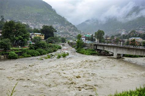 Himachal Pradesh: Several vehicles washed away due to flash flood in ...