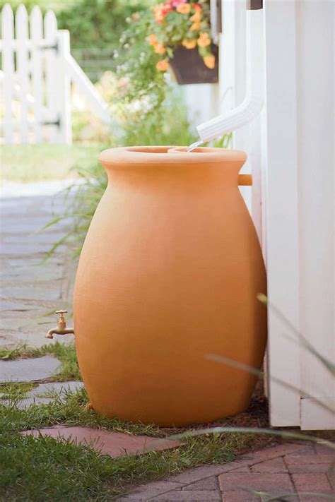 10 Easy Pieces: Rainwater Collection Urns - Gardenista