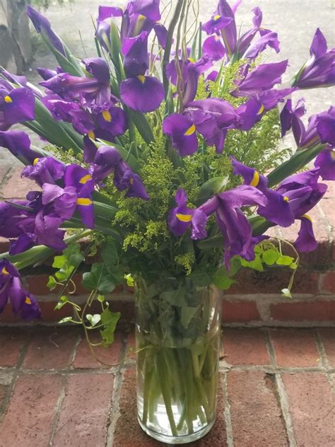 Gorgeous purple iris vase arrangement | Floral centerpieces, Vase arrangements, Purple iris