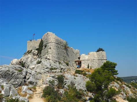 How to Hike the Omis Fortress Hike (Starigrad Fortress) - The Restless Adventurer