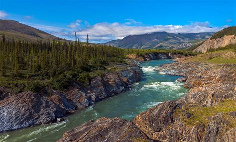 Map of national and provincial parks and reserves in Yukon Territory ...