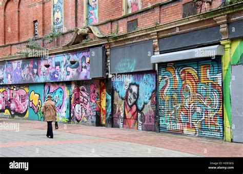 Belfast street art hi-res stock photography and images - Alamy