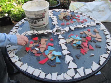 15 Artistic DIY Projects That You Can Make With Broken Tiles