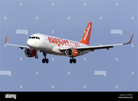 Easyjet Airbus A320 on finals runway 31 Stock Photo - Alamy