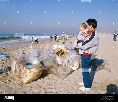 Oil spill cleanup at Newport Beach California Stock Photo - Alamy