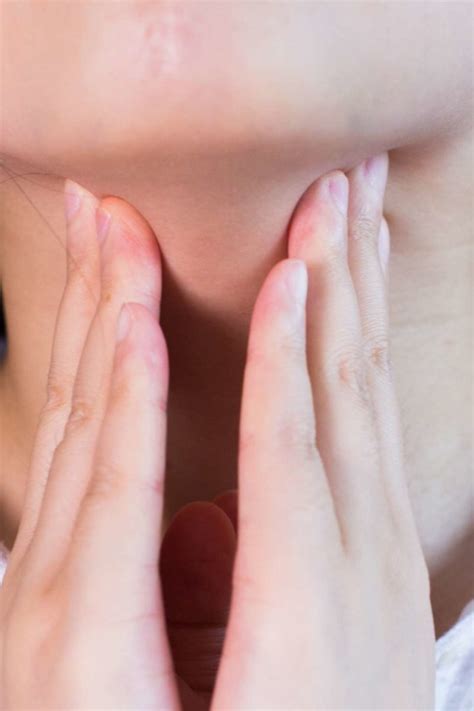 Lump under the chin: Symptoms and causes