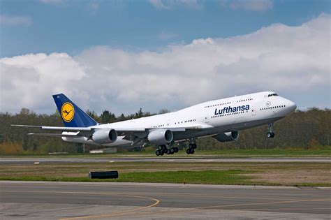 First airline Boeing 747-8 Intercontinental leaves Everett - seattlepi.com