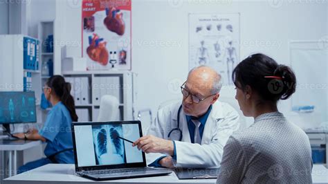 Clean lungs at doctor appointment 4623330 Stock Photo at Vecteezy