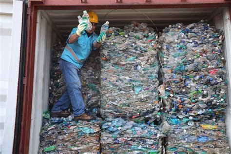 Limbah Plastik di Medan, Ujian Perwujudan Konvensi Basel di Indonesia - Kompas.id