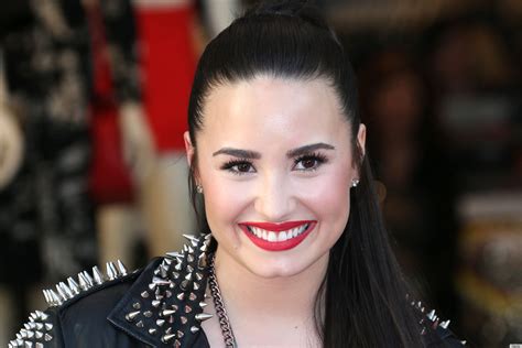 Demi Lovato's No Makeup Look, Mindy Kaling's TV Crush And More Tweets Of The Week