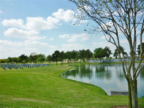 Visiting the Stunning Houston National Cemetery and Hemicycle | WanderWisdom