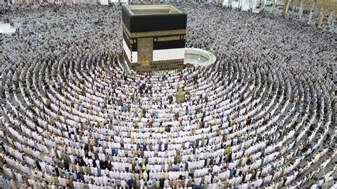 Thousands of Muslim worshippers perform prayers around the Kaaba - YouTube