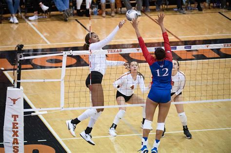 Texas volleyball’s Asjia O’Neal not deterred by two open-heart surgeries