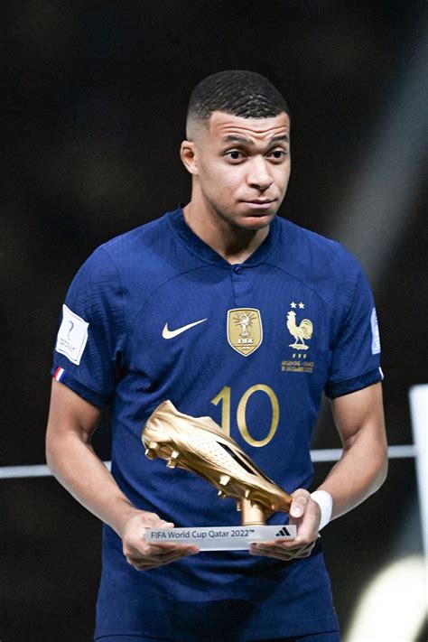 Photo : Kylian Mbappé - Remise du trophée de la Coupe du Monde au Qatar ...