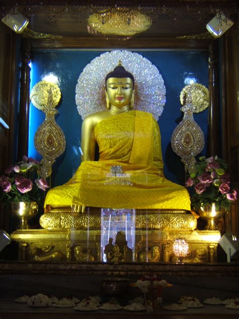File:Buddha Bodh-Gaya.JPG - Wikimedia Commons
