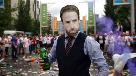 UEFA EURO 2020 final | British football fans gather outside Wembley ...