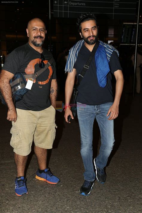 Shekhar Ravjiani, Vishal Dadlani snapped at airport on 8th Dec 2016 / Vishal Dadlani - Bollywood ...