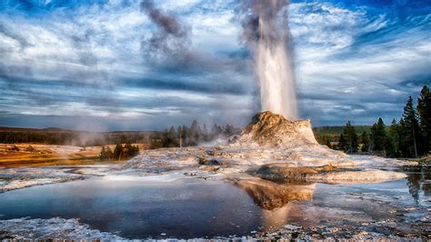 Download Wallpaper 1600x900 Castle Geyser, Wyoming, Yellowstone park, USA HD Background