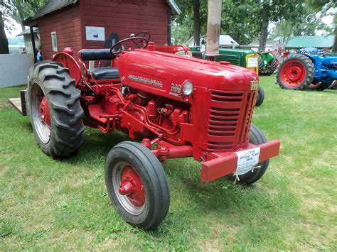 IH 300 utility | Farm machinery, Farmall, Classic tractor